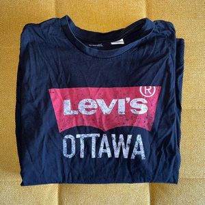 Levi’s t-shirt